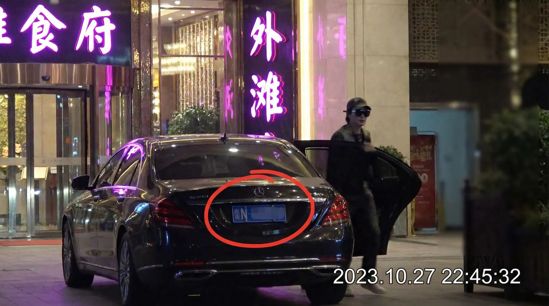 365Bet官网 - 豪车餐厅外偷拍